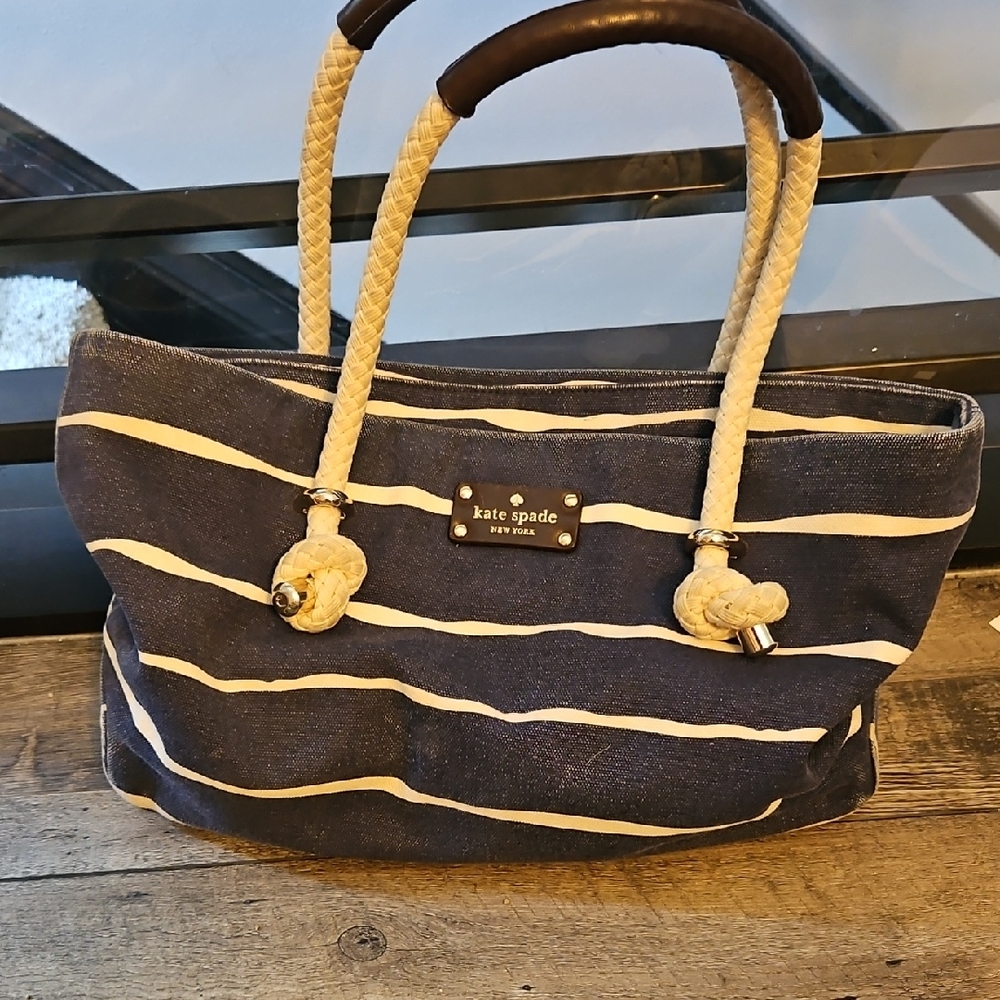 Kate Spade Black and Cream Striped Shoulder bag Show signs of wear